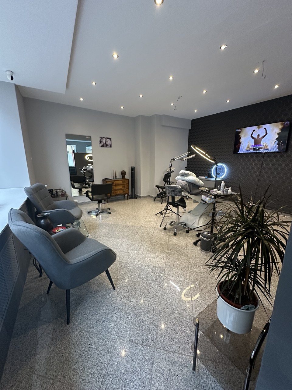 Das Team der Scalp Academy Nürnberg bei der Arbeit im Studio