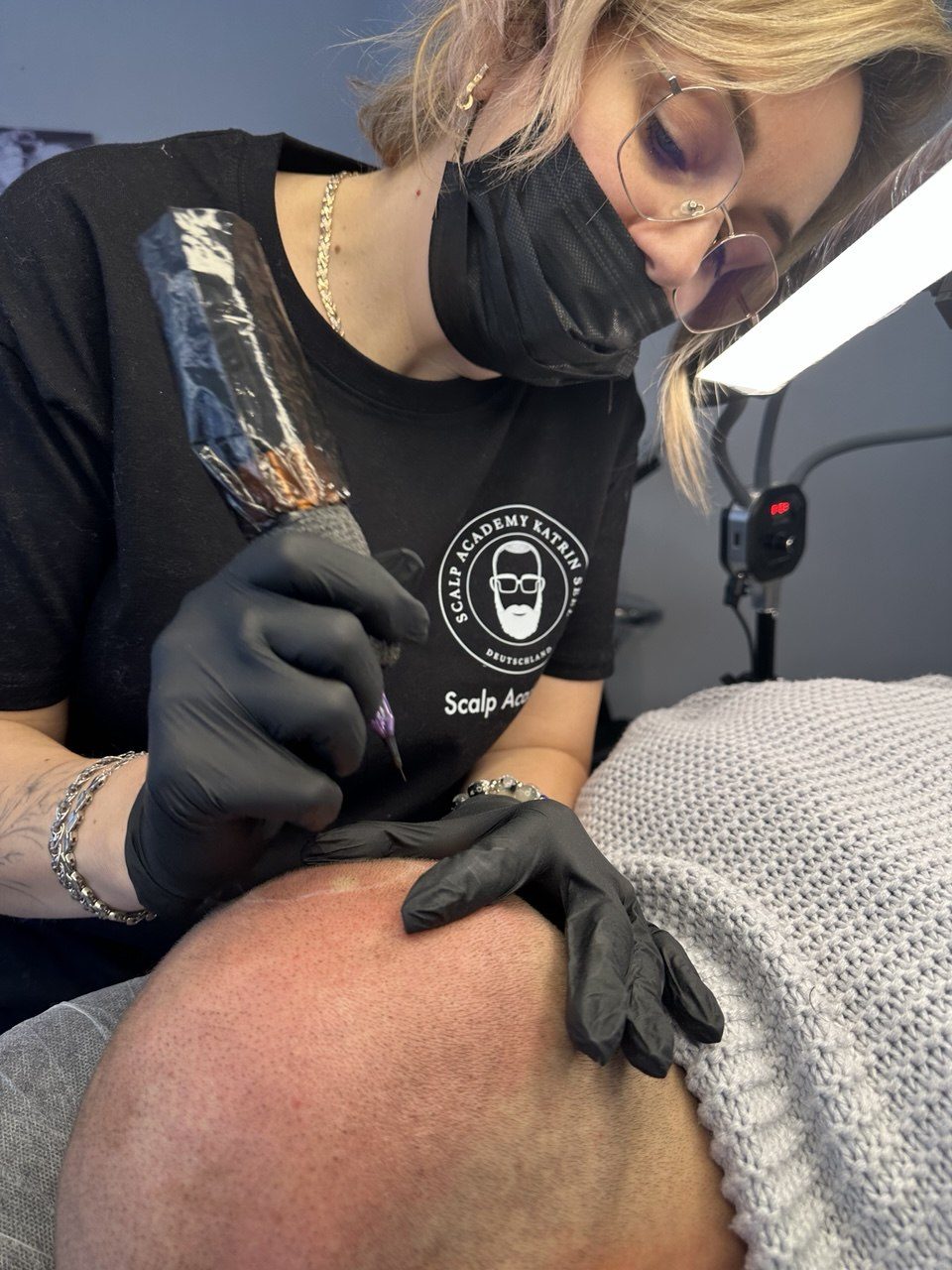 Katrin Seel bei der präzisen Scalp Micropigmentation in der Scalp Academy Nürnberg